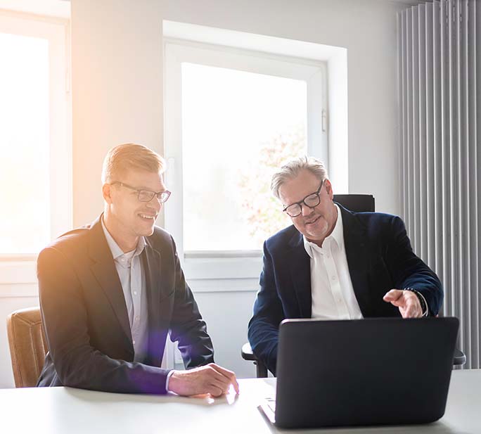 Zwei Mitarbeiter ein Laptop