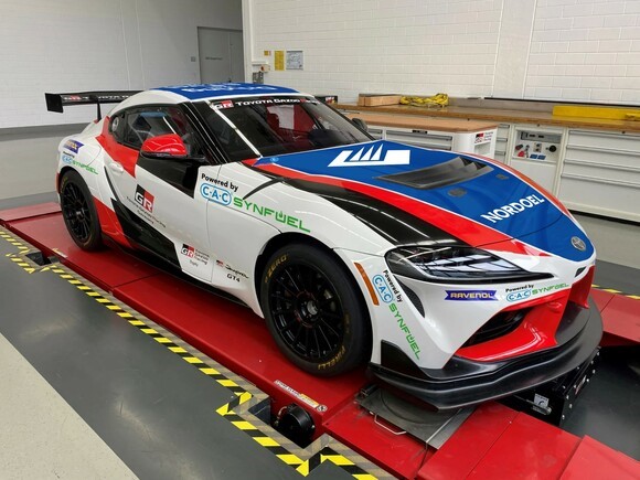 Rennwagen in Werkstatt