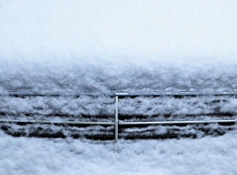 Schnee bedeckte Motorhaube