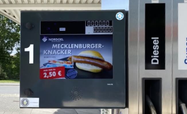 Werbung an Tankstelle