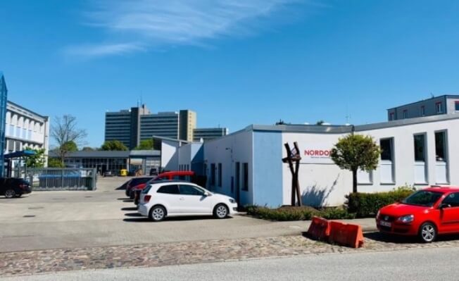 Nordoel Gebäude mit Parkplatz