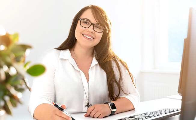 Frau am Arbeitsplatz