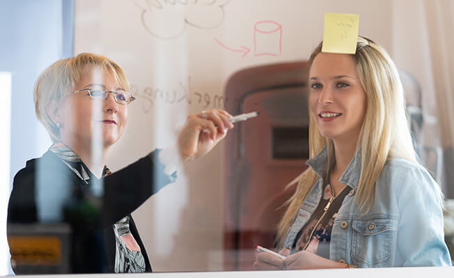 Personen am Glasboard