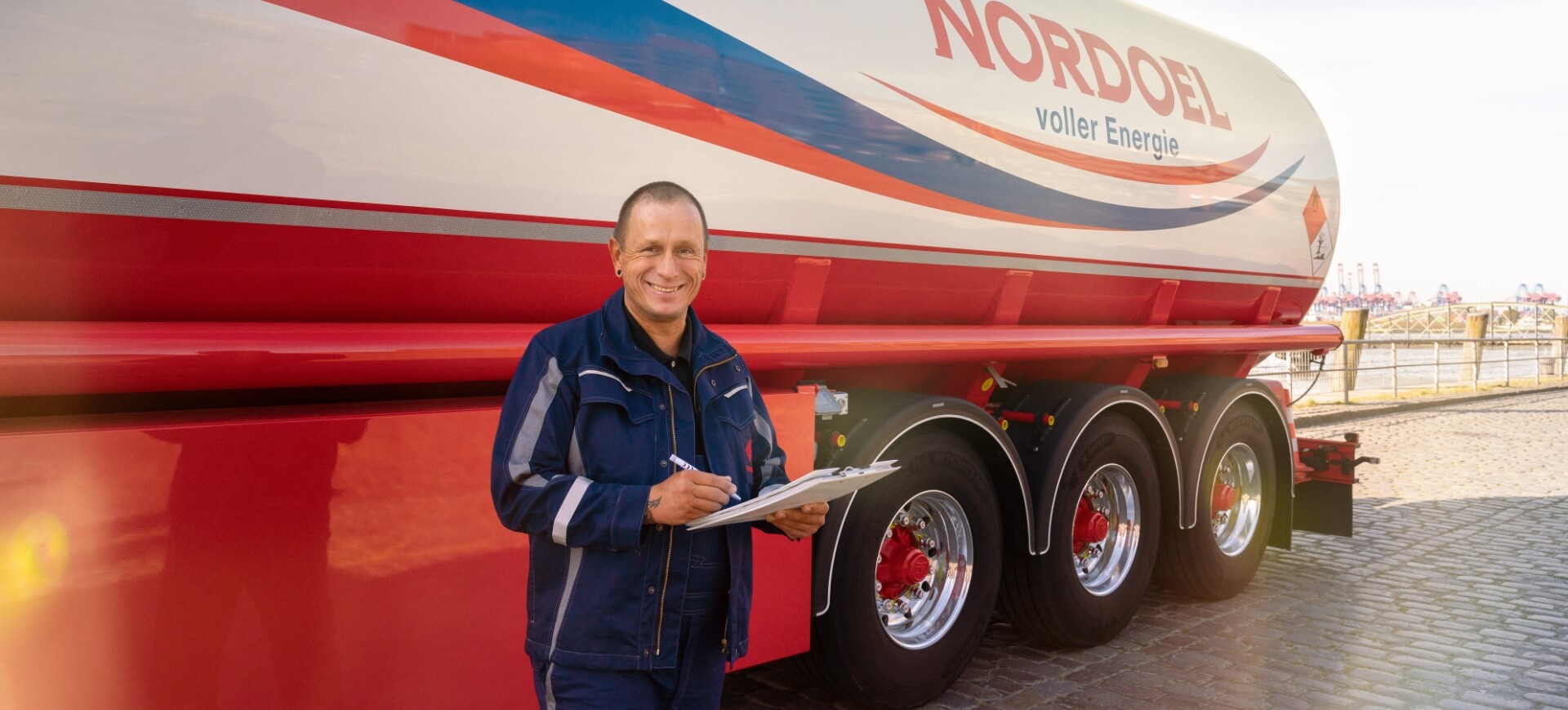 Fahrer unterschreibt etwas